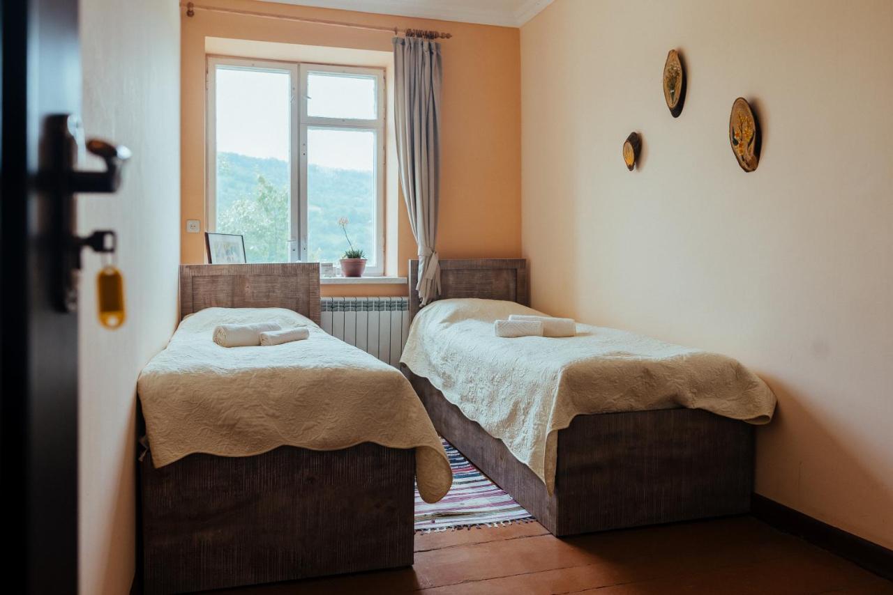 Chamich Guesthouse Debed ภายนอก รูปภาพ