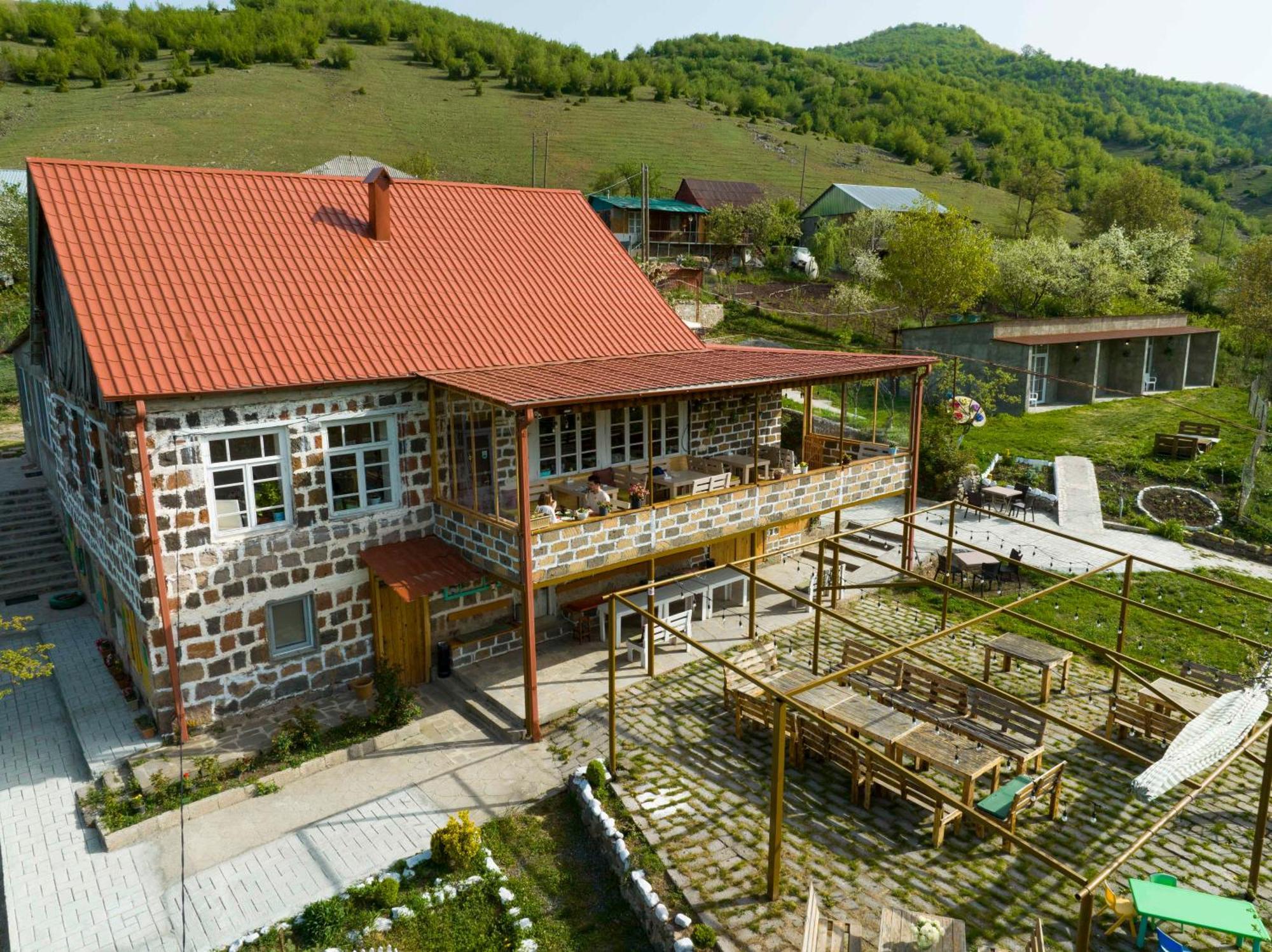 Chamich Guesthouse Debed ภายนอก รูปภาพ